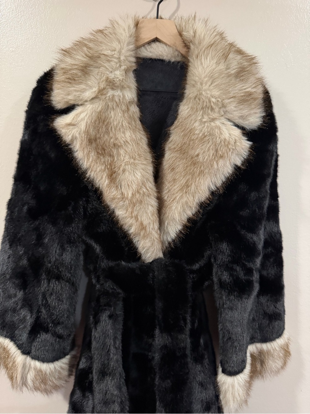 NWOT Black Faux Fur Long Coat with Beige Trim Size Medium/Large - Picture 3 of 13